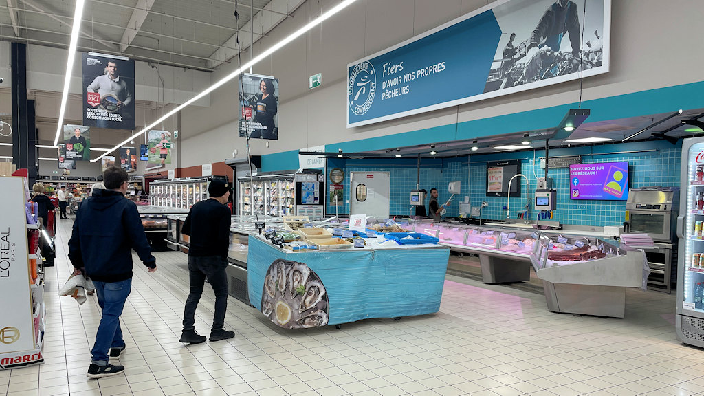 Boodschappen doen in de Intermarche visafdeling