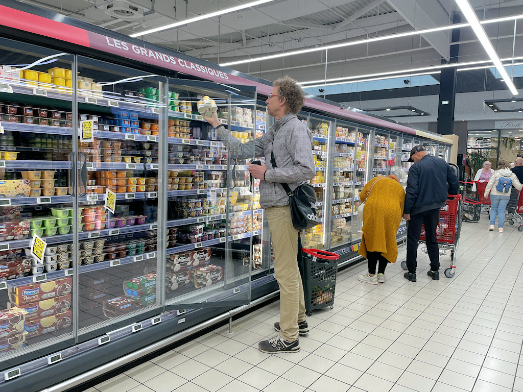 Boodschappen doen in de Intermarche toetjes Les grands classiques